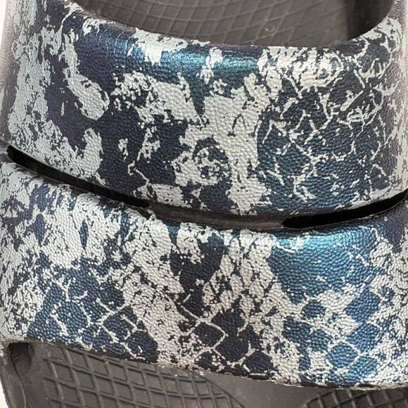 OOFOS Recovery Slides Luxe Sandals Women’s 5 Blue Iridescent Snake Comfortable - Picture 4 of 7